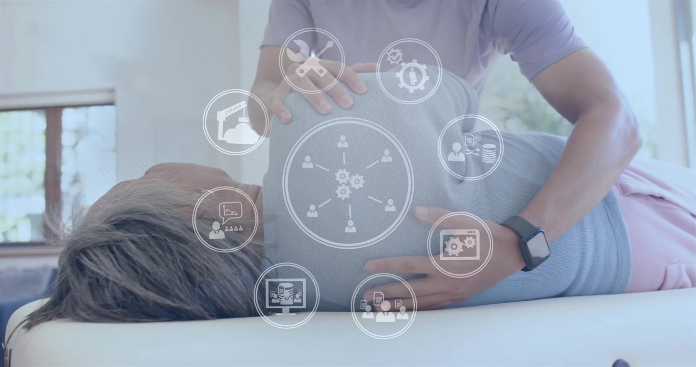 Terapeuta masculino presionando y rotando el torso del paciente mientras iconos de engranajes pulsan sobre la espalda en terapia