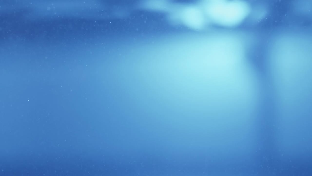 슬로우 모션의 깨끗한 물 표면은 물이 튀는 상점으로 화면을 채우고 기포로 액체 표면을 흔들고 있습니다.