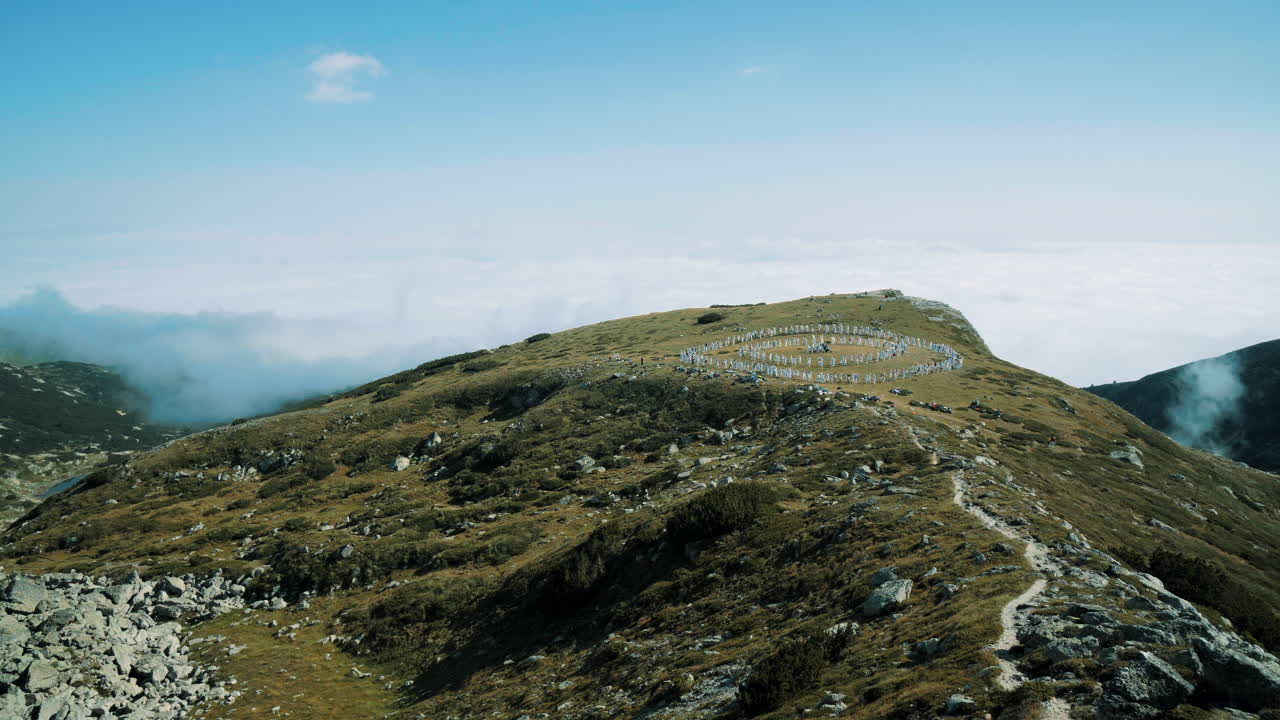 Danza rituale Paneuritmia, eseguita sulle Montagne Rila vicino ai sette laghi di Rila dai seguaci del Maestro Peter Deunov in Bulgaria