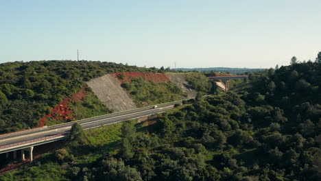 Antenne:-Eine-Autobahn,-Die-Durch-Die-Landschaft-Der-Algarve-In-Portugal-Führt