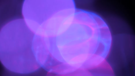 círculos de luz púrpura borrosa efecto bokeh moviéndose alrededor