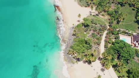 Luftaufnahme-Aus-Der-Vogelperspektive-über-Playa-Colorado-Mit-Sandstrand-Und-Klarem,-Blauen-Meerwasser-Im-Sommer-–-Nach-Oben-Geneigte-Aufnahme-–-Tropische-Landschaft-Mit-Hotelresort-Und-Swimmingpool