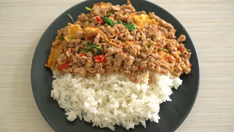 cerdo picado salteado con albahaca y huevo cubierto con arroz - estilo de comida asiática