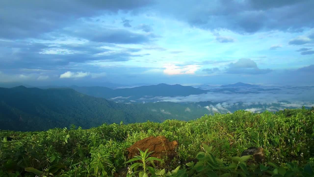 los movimientos de la capa de nubes sobre la cordillera de los bosques ghat occidentales muestran la increíble belleza y el arte de la naturaleza.