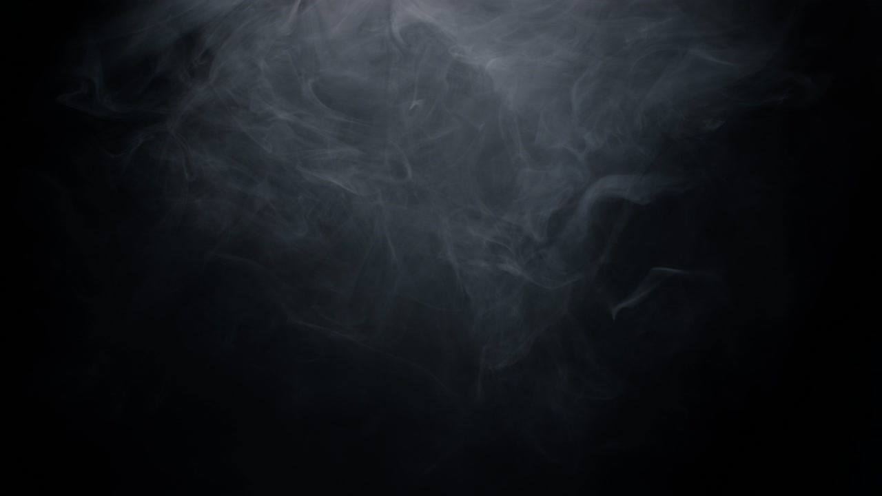 검은 배경 위에서 회전하는 안개 연기 10