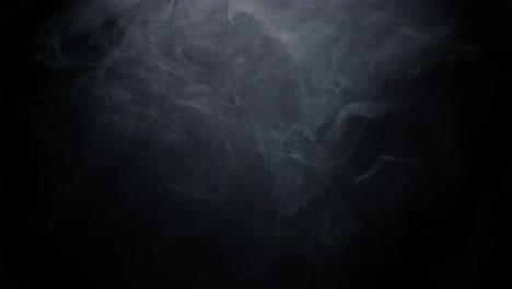 la neblina de humo girando sobre un fondo negro 10