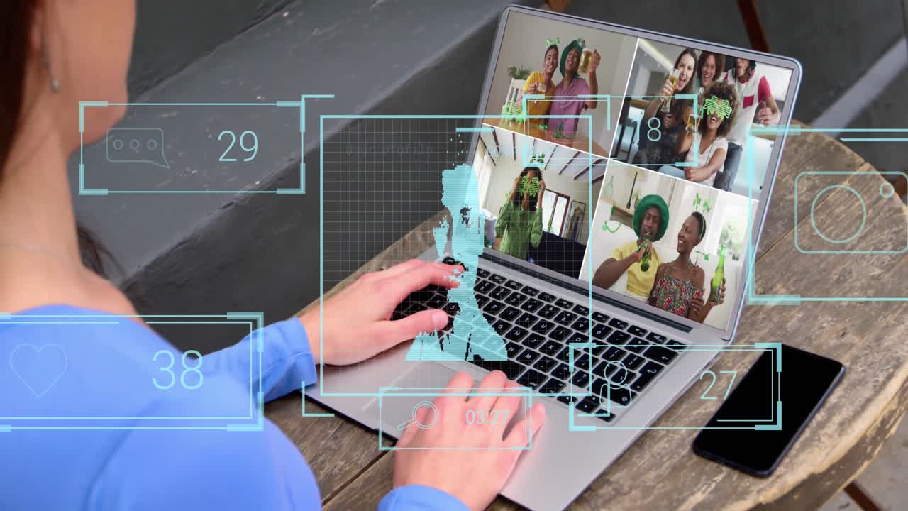 animación de las reacciones en las redes sociales sobre una mujer caucásica haciendo una videollamada en una computadora portátil