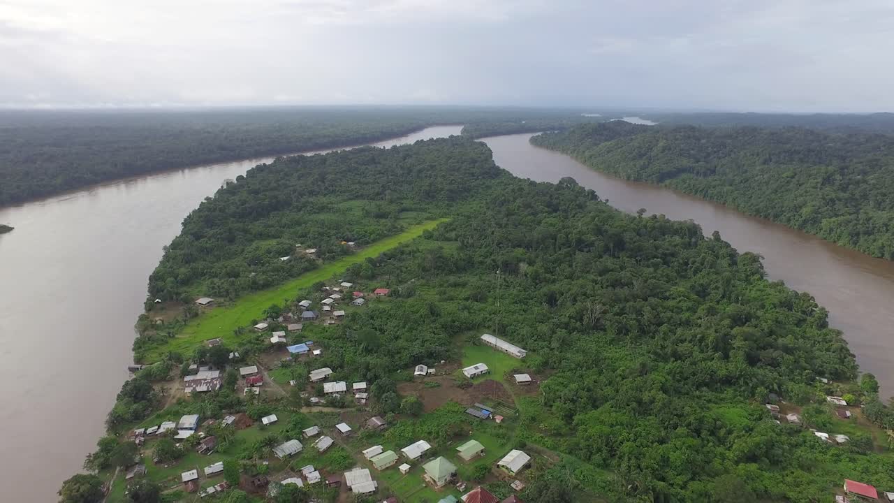 toma aérea de drones de una aldea remota situada a lo largo del río en américa del sur entre surinam y la guayana francesa