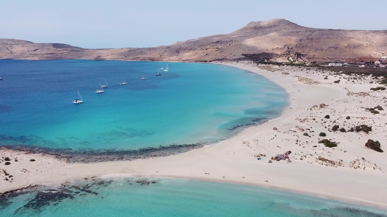 barcos en la bahía turquesa en elafonisos, peloponeso, grecia - pedestal ascendente
