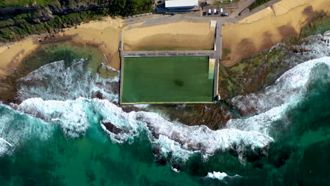 Bajando-La-Toma-De-Drones-De-Los-Baños-Del-Océano-En-Merewether,-Nueva-Gales-Del-Sur