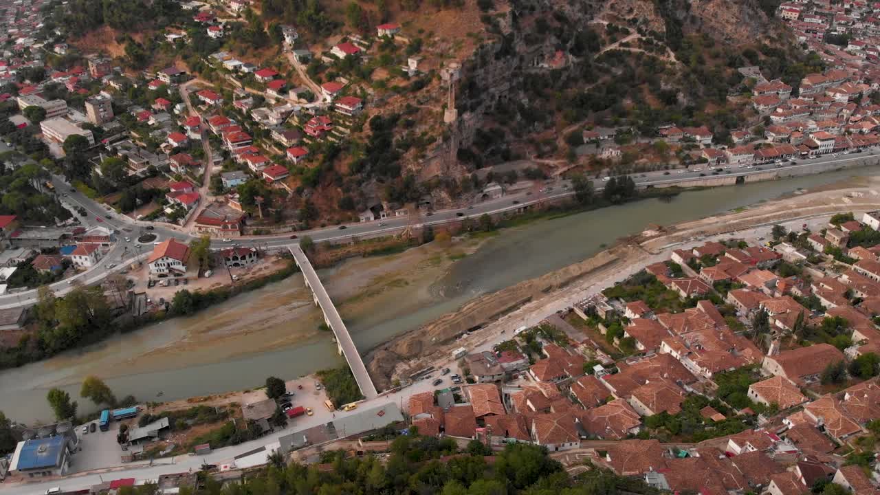 incline hacia arriba la revelación del sitio del patrimonio mundial de la unesco de berat en albania con el río