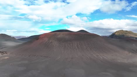 dron que se eleva junto al cráter volcánico a la luz del día en las tierras altas de islandia