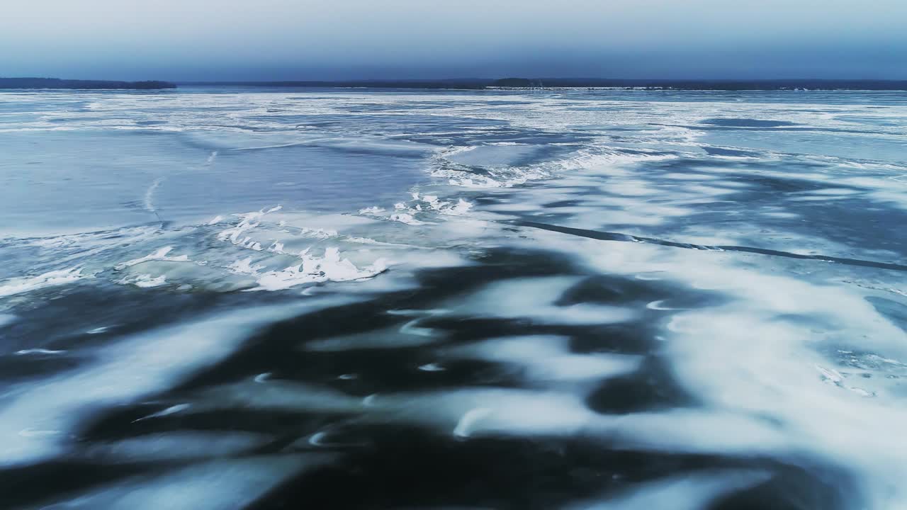 구름이 많은 날 강에서 봄의 얼음 이동 - 드론 컬렉션