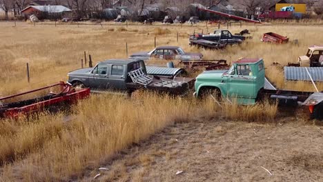 Viejos-Coches-Y-Camiones-Oxidados-En-Un-Campo-Sobre-Crecido-En-El-País-Cerca-De-Alberta,-Canadá