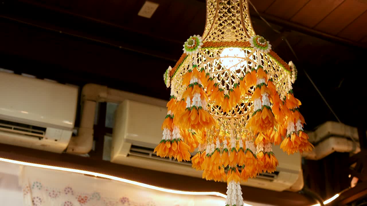 태국 방 의 실내 에 매달린 장식적 인 꽃줄