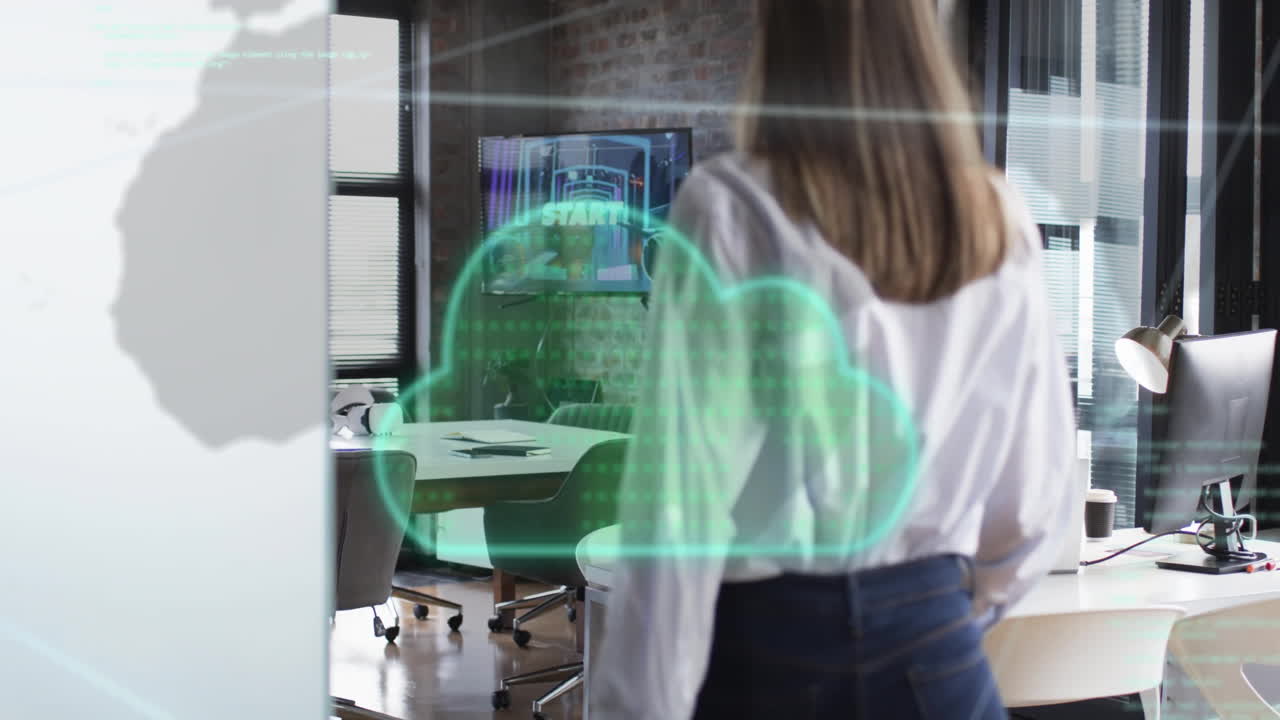animación de icono de nube y procesamiento de datos sobre diversas mujeres de negocios en la oficina