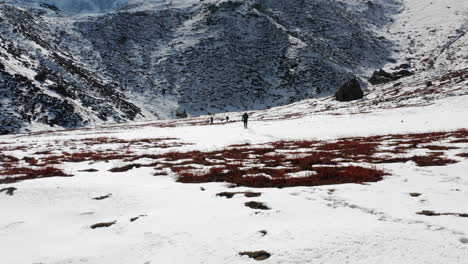 Gruppe-Von-Männern-Auf-Dem-Weg-Zum-Basislager-Des-Nanga-Parbat-In-Pakistan