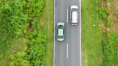 automóviles y motocicletas conduciendo a lo largo de la carretera rural en la zona rural de kembumen en indonesia