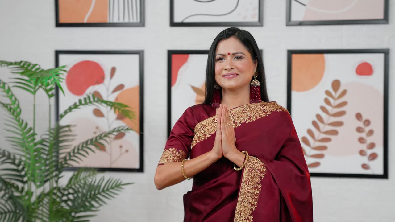 Donna che fa namaste