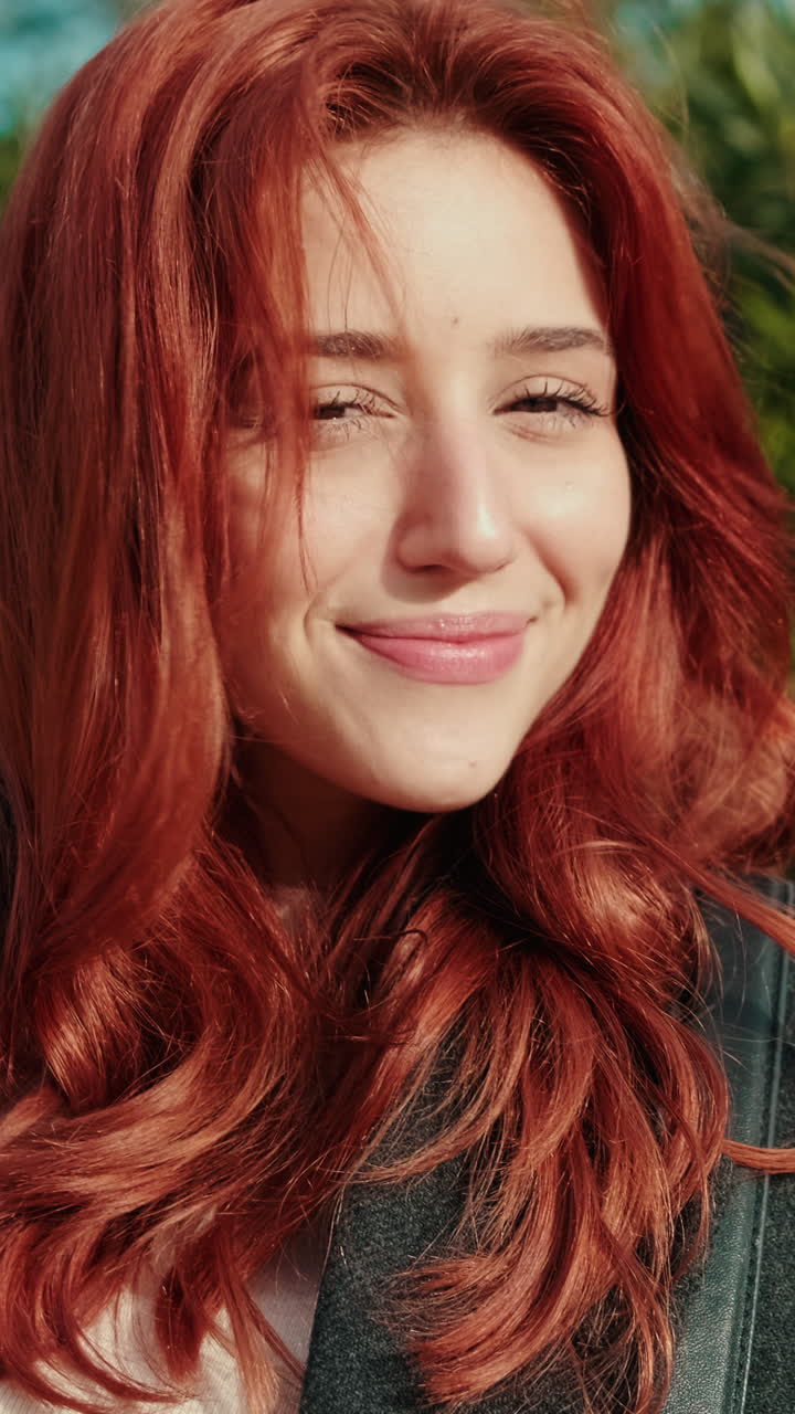 Retrato de una mujer con el pelo rojo