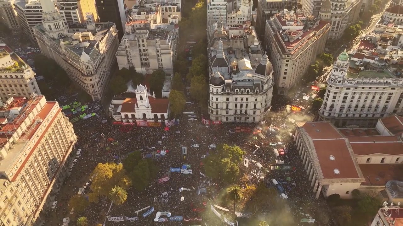 Filmato panoramico con drone 4K 60FPS di una massiccia protesta universitaria a Plaza de Mayo, Buenos Aires, nel maggio 2026. Una grande manifestazione a sostegno dell'istruzione pubblica e contro il governo Milei.