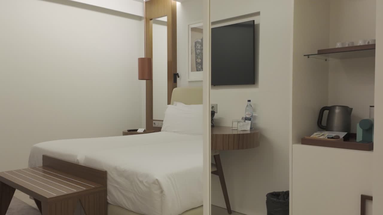 현대적인 스위트의 호텔 방 거울에서 느린 동작으로 찍은 사진, 살가도스