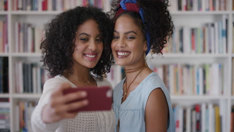 Retrato-Hermosas-Hermanas-Gemelas-Hispanas-Usando-Un-Teléfono-Inteligente-Tomando-Una-Foto-Selfie-Posando-Disfrutando-De-La-Unión-Sonriendo-Feliz-Tecnología-De-La-Cámara-Del-Teléfono-Móvil