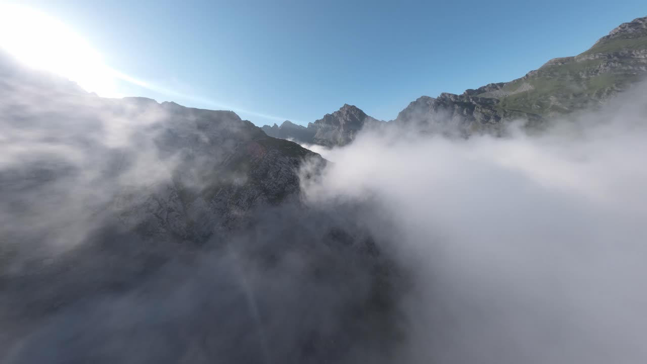 산 계곡에서 밀집한 구름, 공중 fpv 비행