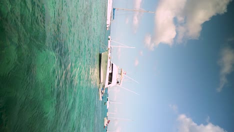 un barco varado en aguas cristalinas