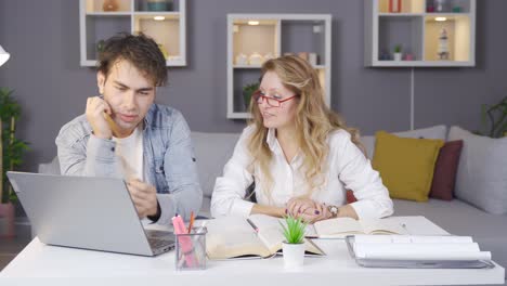 Mutter-Und-Sohn-Lernen-Mit-Laptop-Und-Büchern-Am-Tisch.