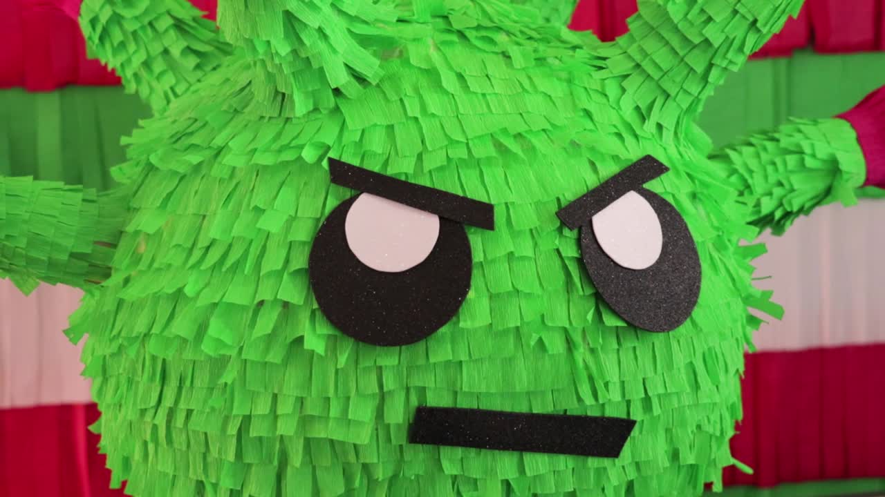 virus piñata mexicana. artesanía. pandemia de covid-19. inclinación.