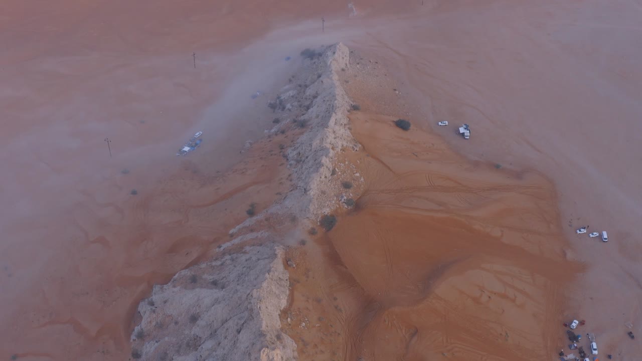 4k 드론 영상, 모래 파동과 함께 mleiha 사막의 화석 암석 고원의 공중 광경, 아랍에미리트의 모래 언덕 사막의 스핑크스의 지질적 풍경, 드론 비디오