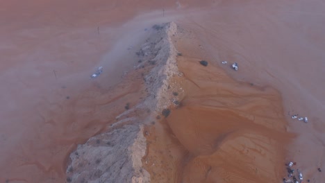 imágenes de drones en 4k, vista aérea de la meseta de rocas fósiles en el desierto de mleiha con ondas de arena, paisaje geológico de la esfinge en las dunas de arena del desierto en los emiratos árabes unidos, videos de drones