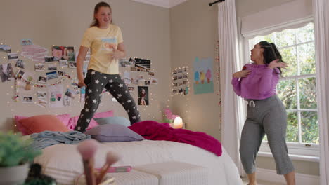 Adolescentes-Felices-Bailando-En-El-Dormitorio,-Mejores-Amigos-Divirtiéndose-Disfrutando-De-Un-Baile-Loco-Celebrando-El-Fin-De-Semana-De-Vacaciones-En-Casa-Usando-Pijamas