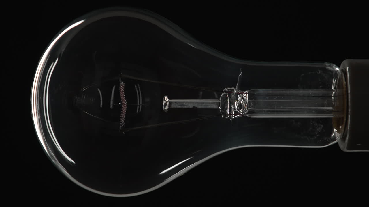 은 불빛 전구가 매우 희미한 수준으로 켜지고 있습니다.