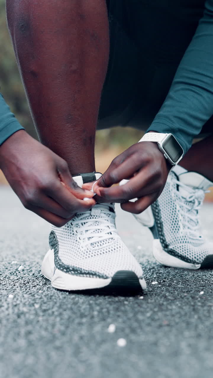 Primo piano di un uomo che si allaccia le scarpe da corsa all'aperto
