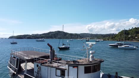 Front-view-of-tropical-beach,-bay-with-boats,-Samana-Peninsula,-Dominican-Republic