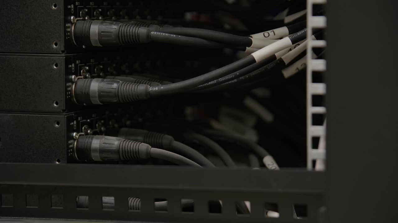 cables y conectores de cable de fibra óptica conectados a un gran servidor de centro de datos