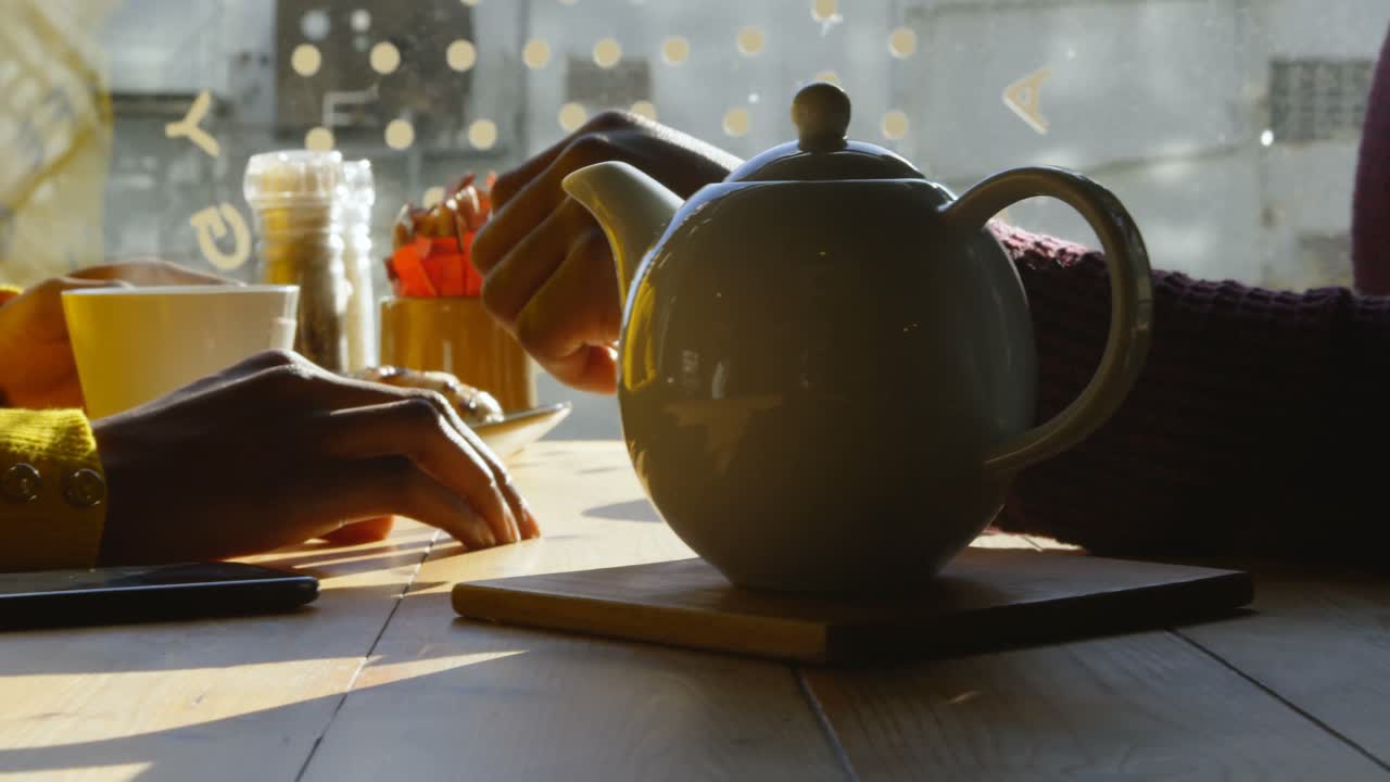 카페 4k에서 손을 잡고 있는 커플