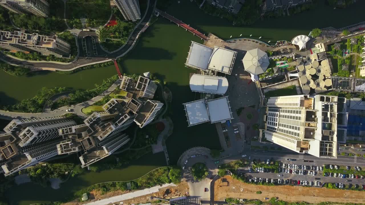 día soleado ciudad de zhuhai viviendo bloque de apartamentos estanque río vista aérea del techo 4k china