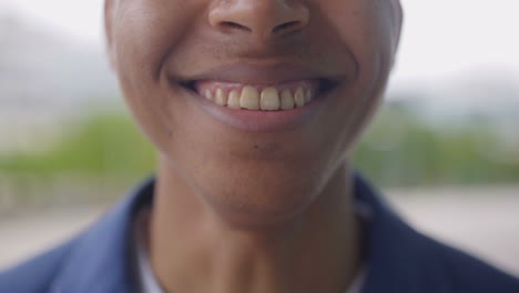una foto recortada de una cara masculina con una sonrisa dentada.