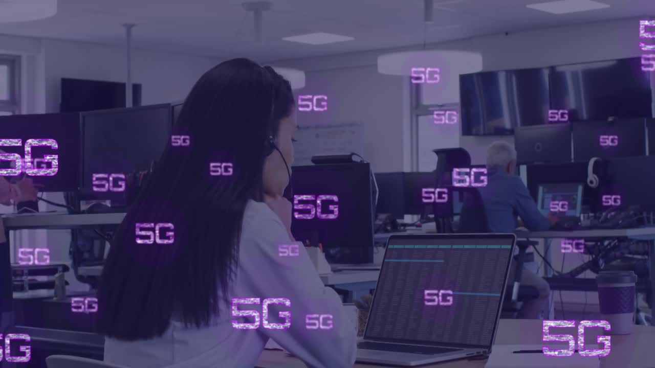 animación de textos 5g sobre mujer asiática usando auriculares de teléfono.