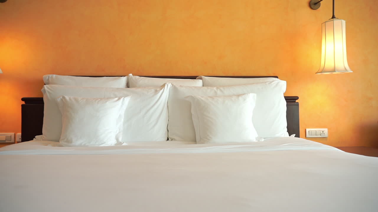 Geser secara horizontal ke kamar hotel resor yang tertata apik dan menarik