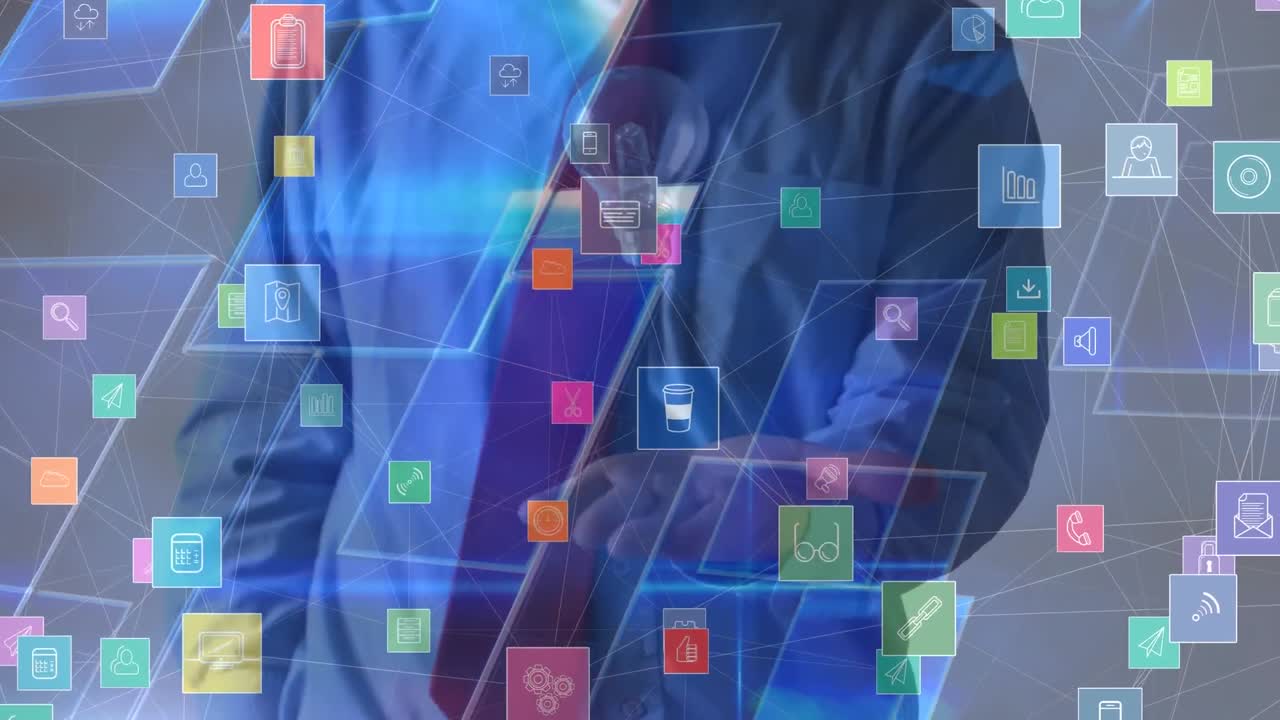 animación de iconos coloridos sobre un hombre de negocios lanzando y atrapando una bombilla