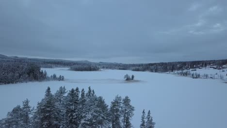 El-Lago-Congelado-Y-El-Bosque-Cerca-De-Borgvattnet,-Suecia