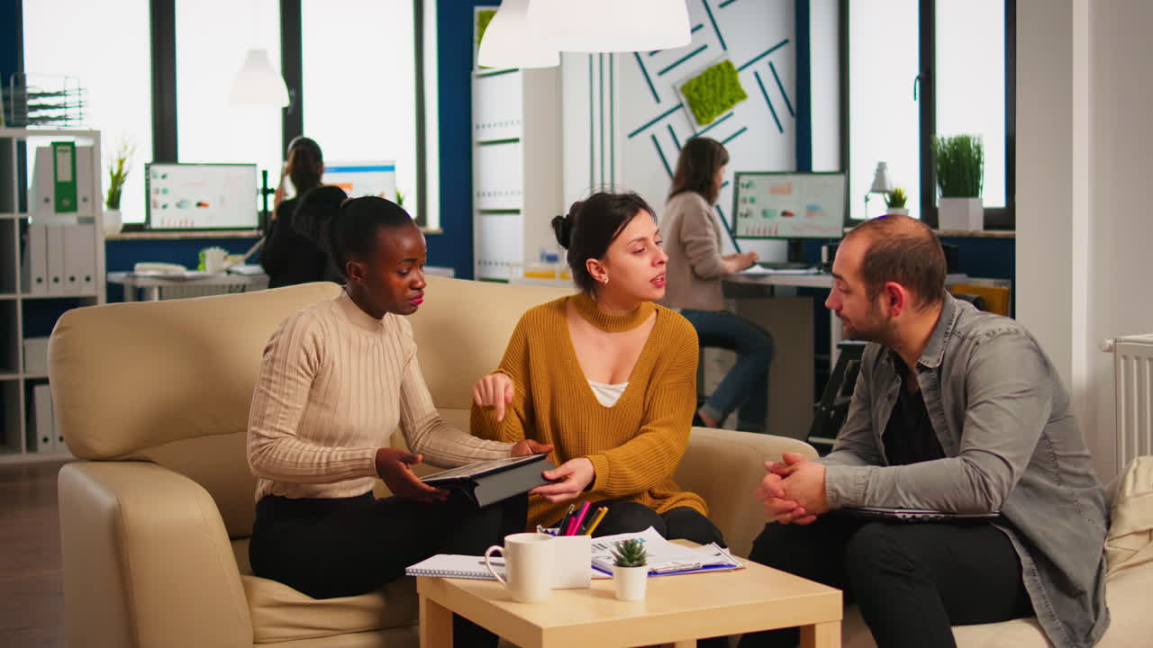 Boze manager schreeuwt naar diverse medewerkers en slaat een man met een klembord op zijn hoofd