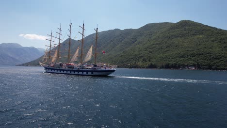 Ein-Segelschiff-In-Der-Bucht-Von-Boki-Fährt-In-Kotor-Ein