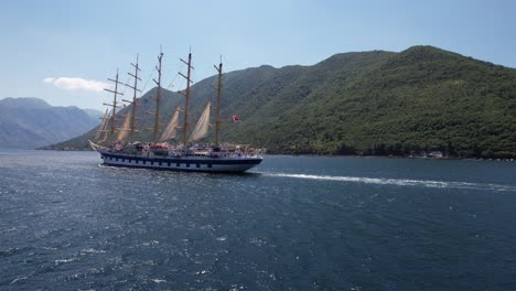 un velero en la bahía de boki entra en kotor