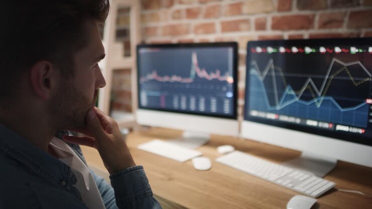 株式市場のデータをフォローする成人男性