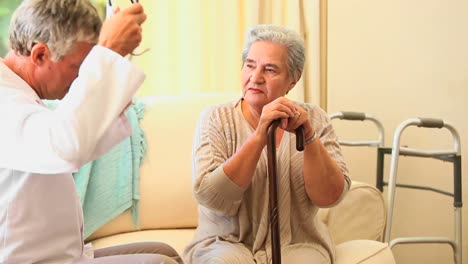 Una-Paciente-Madura-Y-Su-Médico-Hablando